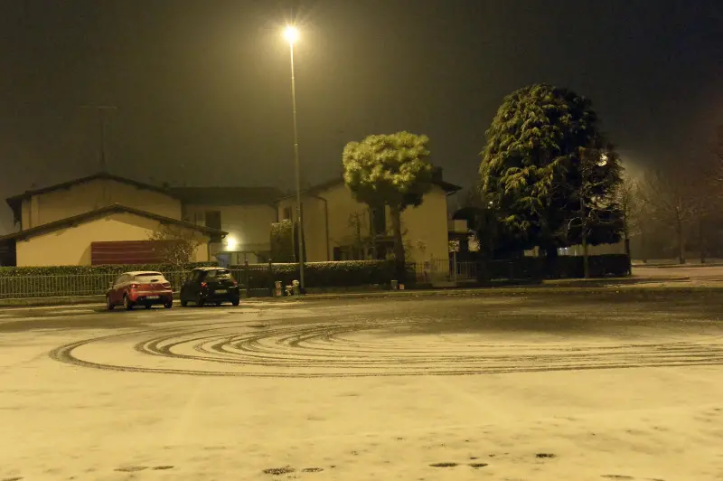 Leggera nevicata e spargisale in azione