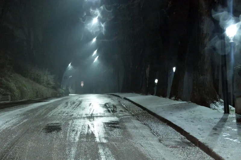 Leggera nevicata e spargisale in azione