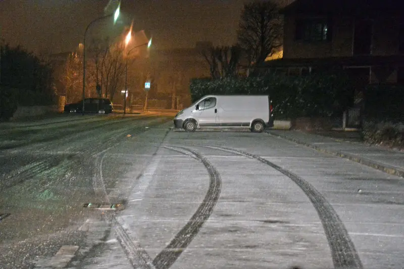 Leggera nevicata e spargisale in azione