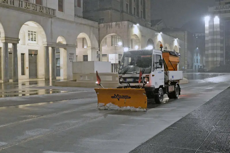 Leggera nevicata e spargisale in azione