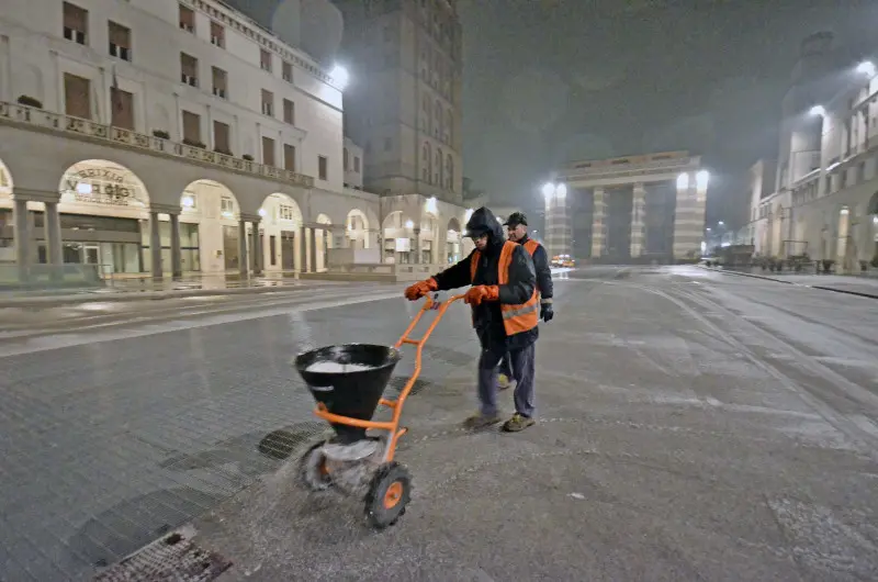 Leggera nevicata e spargisale in azione