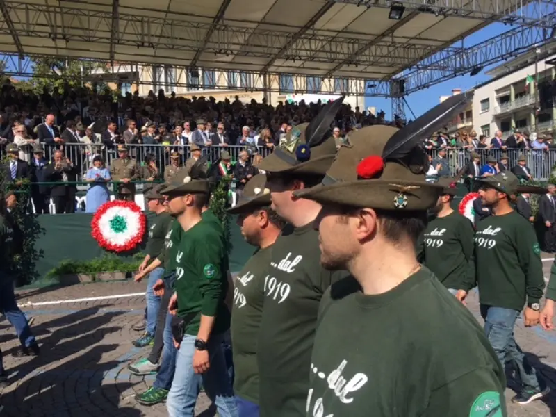 Inizia la sfilata dell'Adunata Nazionale Alpini