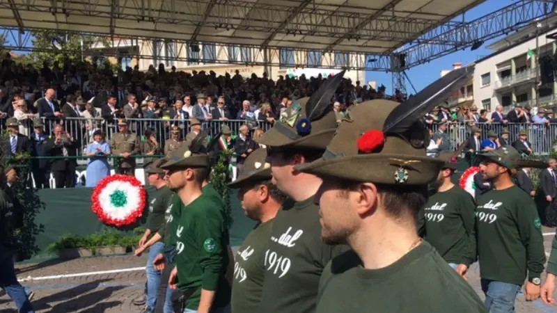 Inizia la sfilata dell'Adunata Nazionale Alpini