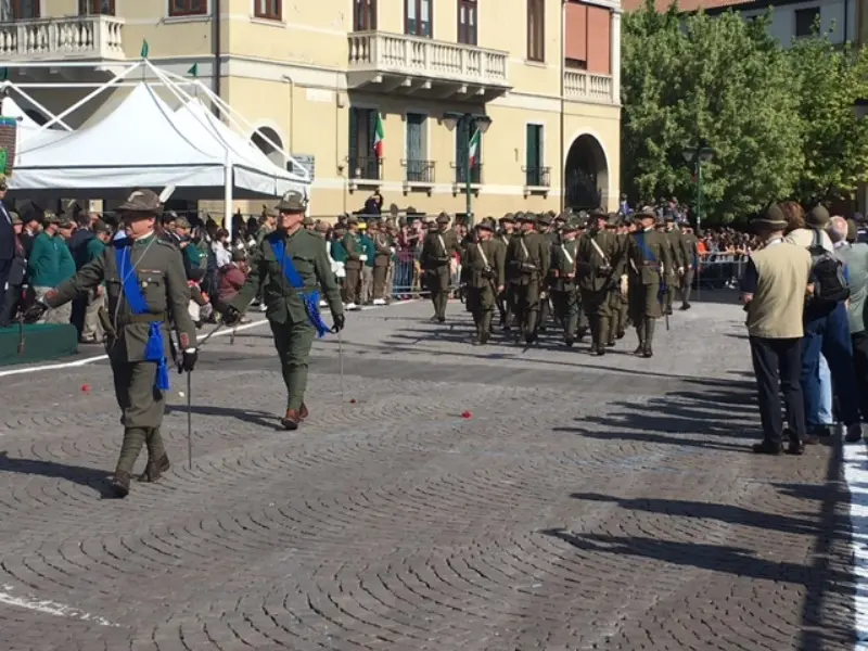 Inizia la sfilata dell'Adunata Nazionale Alpini