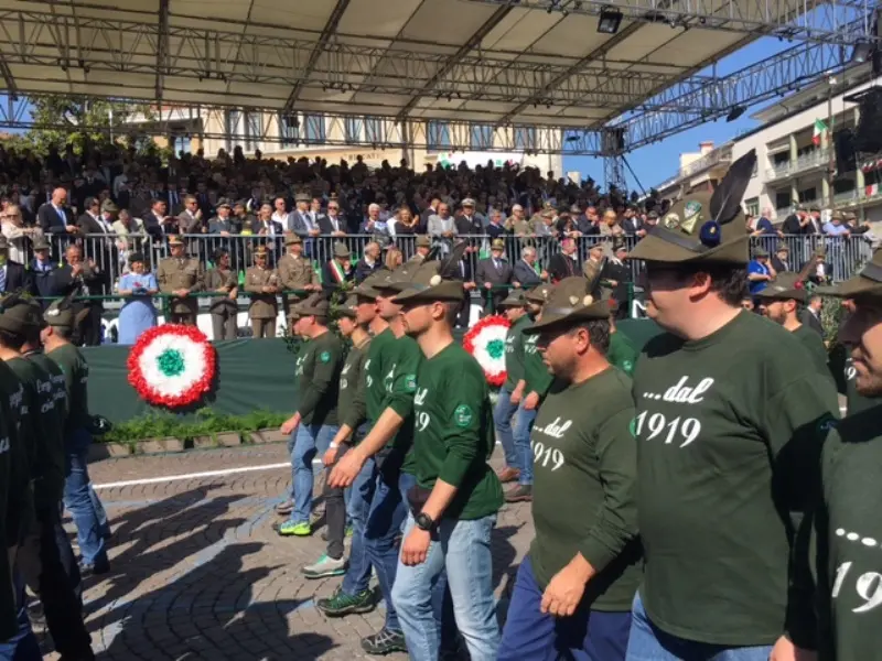 Inizia la sfilata dell'Adunata Nazionale Alpini