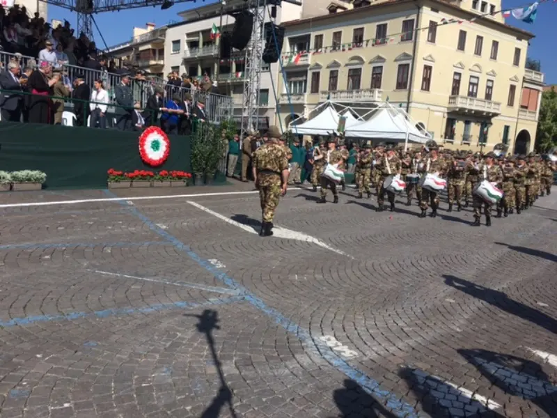 Inizia la sfilata dell'Adunata Nazionale Alpini