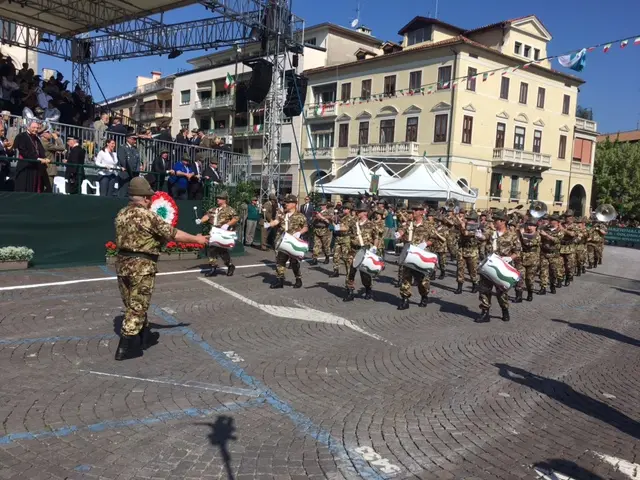 Inizia la sfilata dell'Adunata Nazionale Alpini
