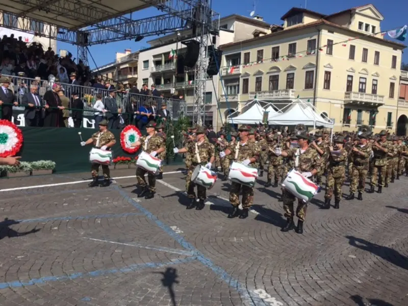 Inizia la sfilata dell'Adunata Nazionale Alpini