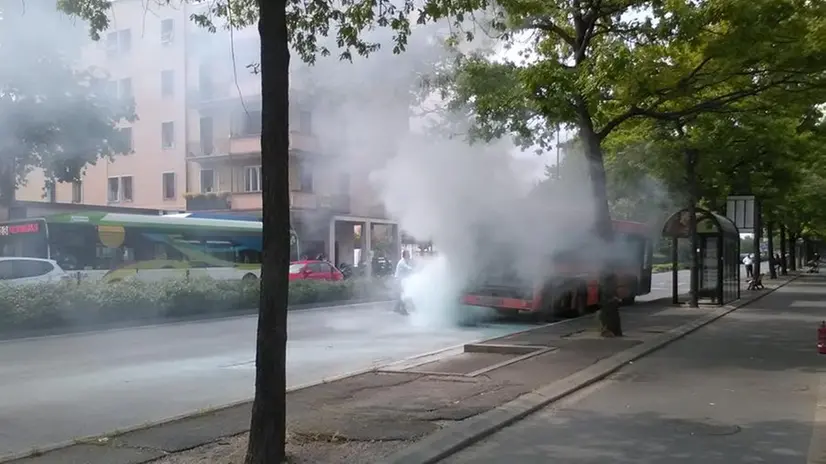 Fumo in via Lamarmora per il bus in fiamme