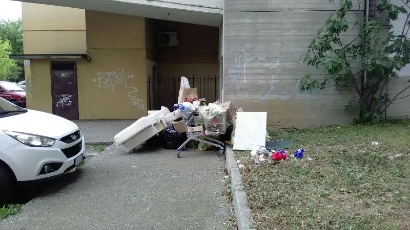 Rifiuti in fiamme in via Raffaello: prima e dopo il rogo