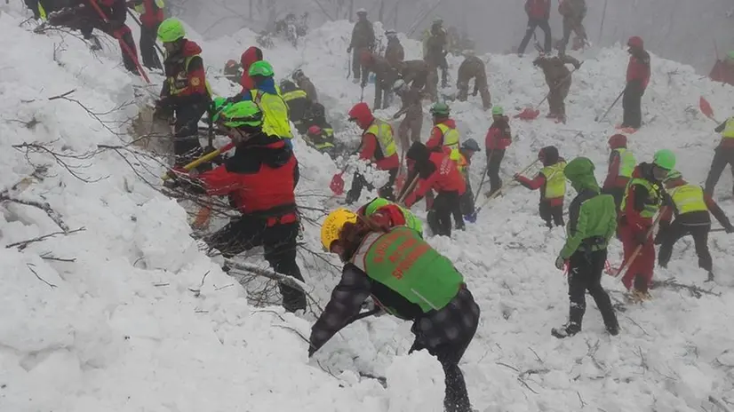 Il lavoro dei soccorritori nella zona dell'hotel Rigopiano
