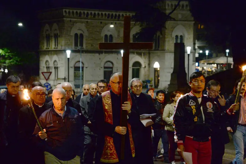 Via Crucis in citt5à: le foto