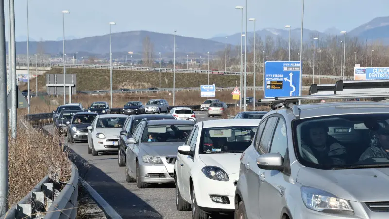 Code e affollamento al centro Elnos per i saldi