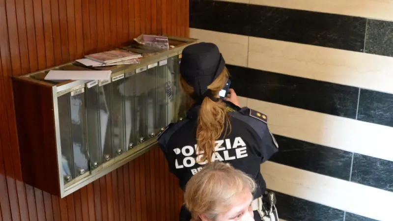 BLOCCATA IN ASCENSORE PER FURTO