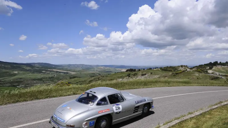 Val d'Orcia, tra prati e nuvole sfila la Freccia Rossa