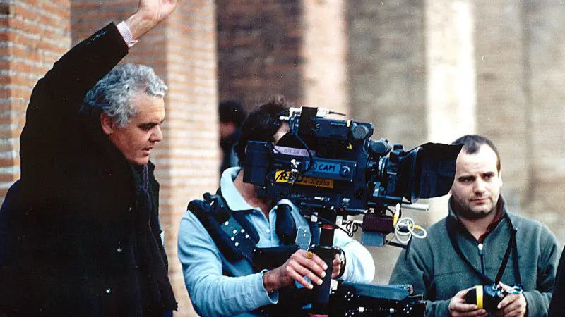 Il regista Marco Tullio Giordana sul set durante le riprese di un film (archivio) - © www.giornaledibrescia.it