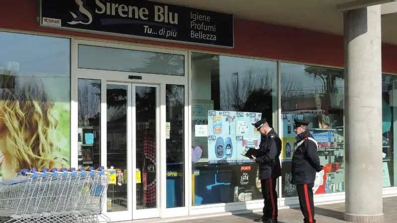 Carabinieri fuori dalla profumeria Sirene Blu © www.giornaledibrescia.it