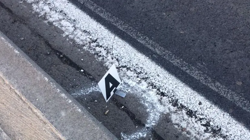 Il bossolo ritrovato lungo la strada che porta al laghetto dei cigni
