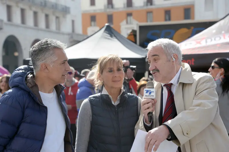 In piazza con noi in centro a Brescia