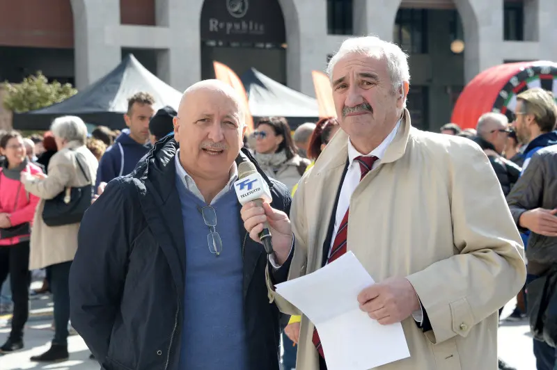 In piazza con noi in centro a Brescia