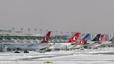 Aerei della Turkish Airlines bloccati a terra all'aeroporto Ataturk di Istanbul - Foto Ansa © www.giornaledibrescia.it