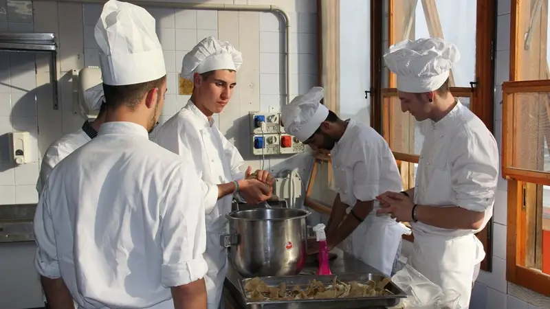 Alcuni studenti dell'istituto alberghiero di Gardone Riviera