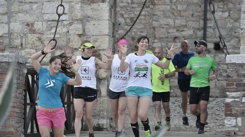 Un fiume di runner per le vie della città