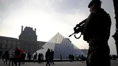 Un militare di guardia al Louvre - Foto Ansa © www.giornaledibrescia.it