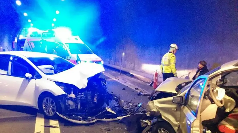 I mezzi rimasti incidentati nella galleria San Biagio