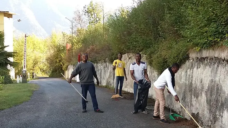 Profughi al lavoro per la pulizia delle strade © www.giornaledibrescia.it