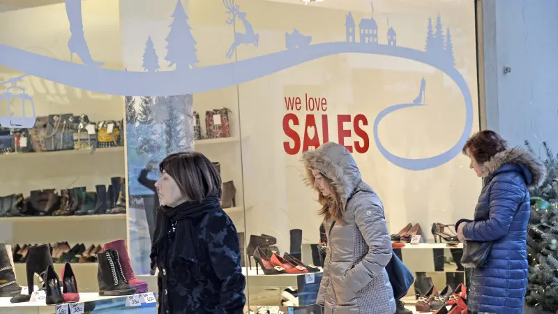 Gente in città per il primo giorno di saldi