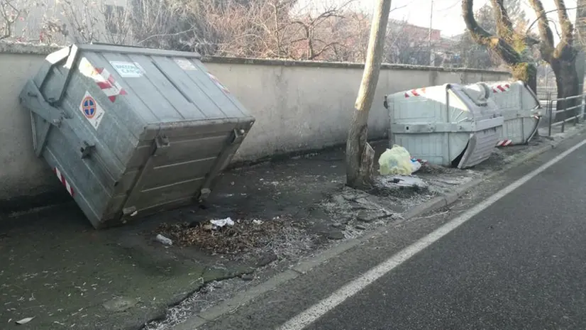 Calvisano, Capodanno con cassonetti ribaltati