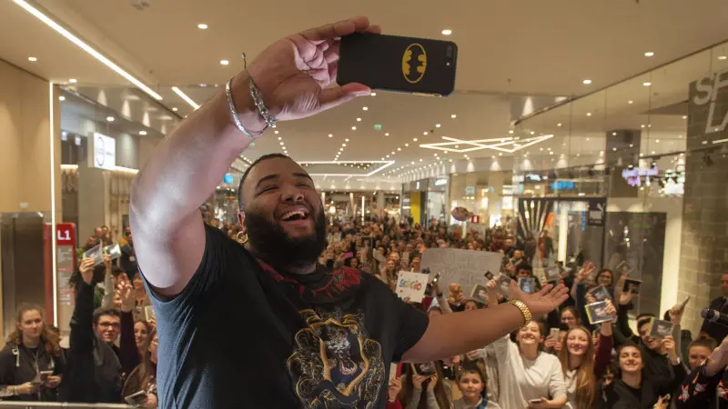 Sergio Sylvestre al centro commerciale Elnòs