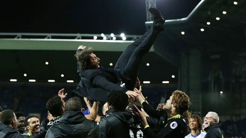 Antonio Conte festeggiato dai giocatori del Chelsea - Foto Ansa/Epa Nigel Roddis