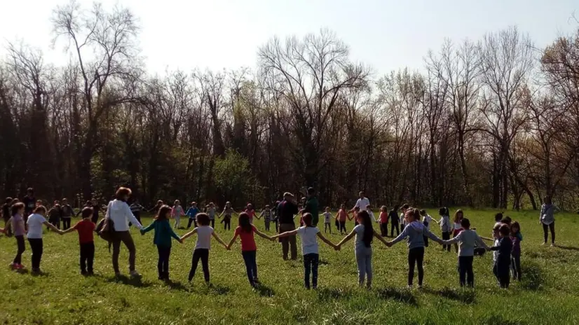 I bambini al lavoro nel nuovo bosco a Castenedolo