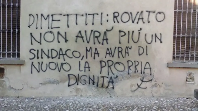 Le scritte comparse a Rovato