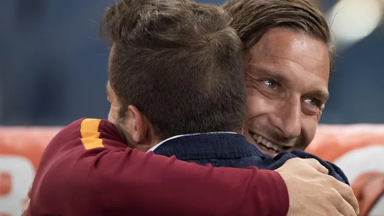 L'abbraccio tra Francesco Totti e Alessandro Del Piero © Ansa