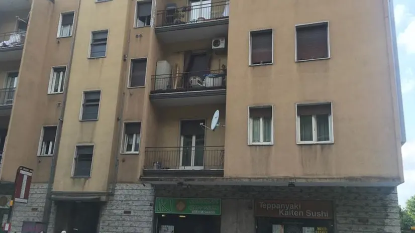 Piovono calcinacci dal palazzo di via San Rocchino