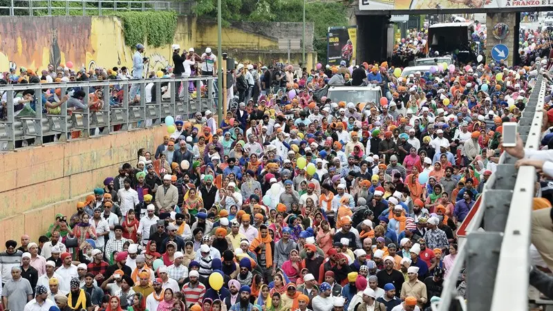 I sikh di Brescia durante una processione in via Dalmazia - Foto Putelli / Neg © www.giornaledibrescia.it