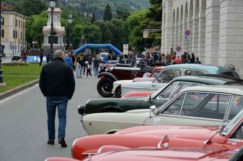 Auto in parata per la partenza del Circuito della Fascia d'Oro