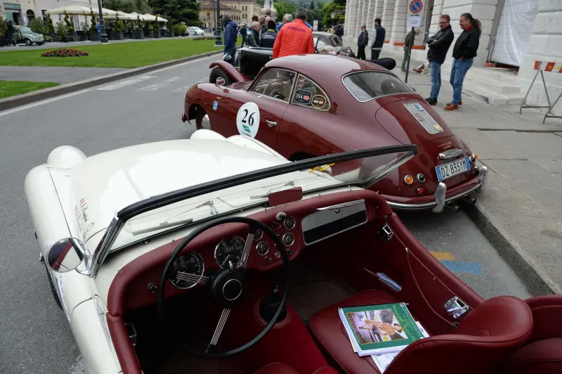 Auto in parata per la partenza del Circuito della Fascia d'Oro