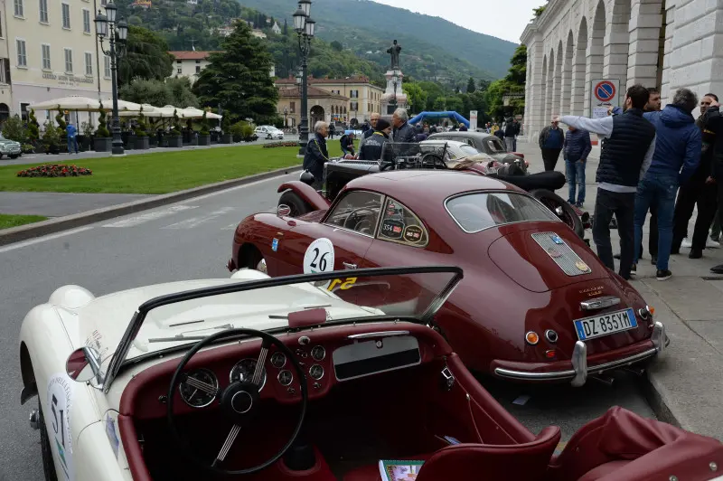 Auto in parata per la partenza del Circuito della Fascia d'Oro