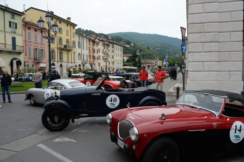 Auto in parata per la partenza del Circuito della Fascia d'Oro