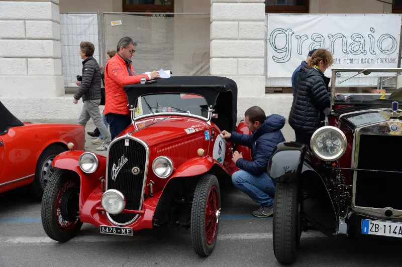 Auto in parata per la partenza del Circuito della Fascia d'Oro