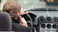 Uso del telefonino alla guida, causa di molti incidenti - © www.giornaledibrescia.it