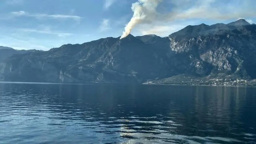 L'incendio sopra Tremosine - Foto Magdalena Gardini