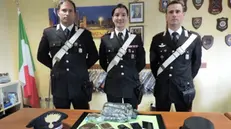 Carabinieri della Stazione di Gussago con la droga sequestrata
