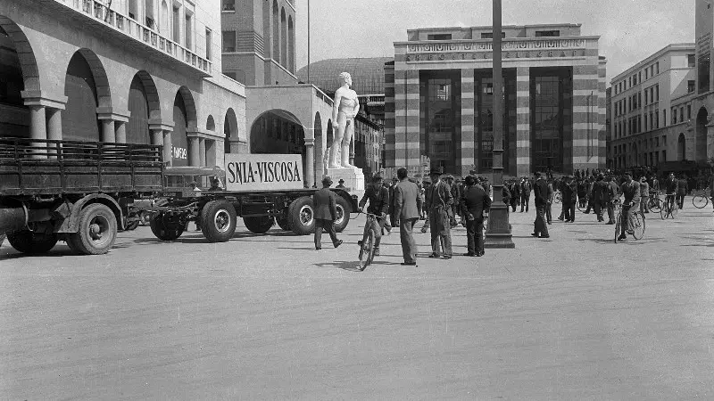 Il Bigio in piazza Vittoria - Foto Studio Fotografico G. Negri