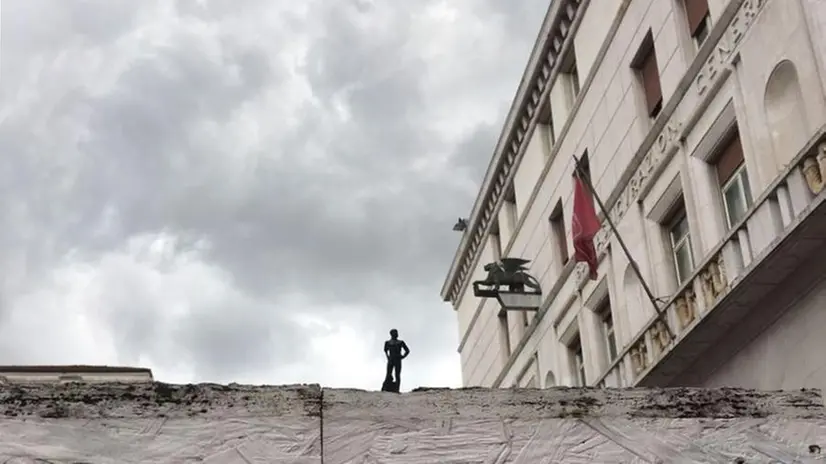 Nella foto di una nostra lettrice, il modellino del Bigio sul basamento di piazza Vittoria