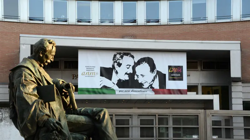 Palagiustizia, la foto di Falcone e Borsellino posta da Libera